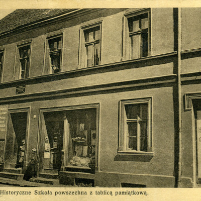 Wrzesnia. Historyczna szkoła powszechna z tablica pamiątkową, 1926 r.