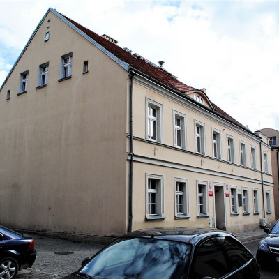 Budynek dawnej szkoły. Widok od strony ul. Dzieci Wrzesińskich.